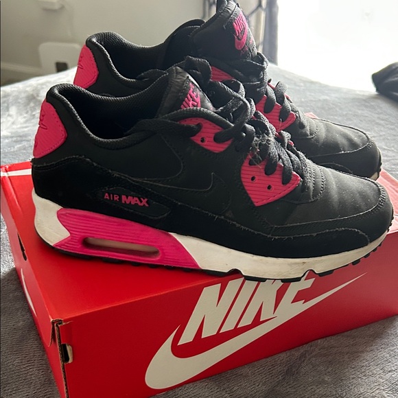 Nike Sneakers Black and Pink - Picture 2 of 4